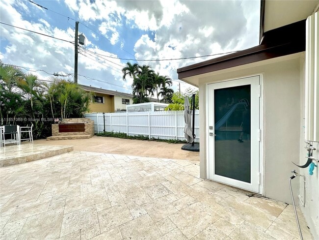 Building Photo - 660 W 70 Pl