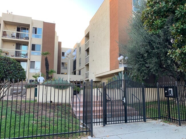 Building Photo - 5143 Bakman Ave