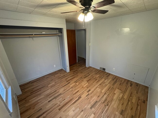 Building Photo - 2 bedroom w garage