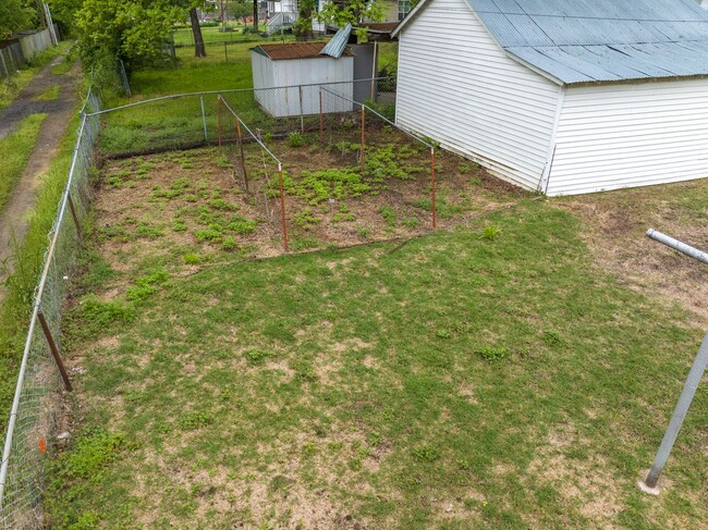 Building Photo - Freshly Updated 2 Bedroom House