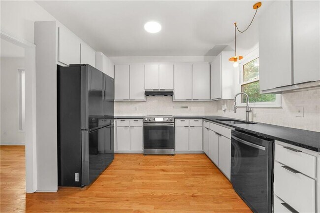 Building Photo - 1086 Pine Grove Ave NE