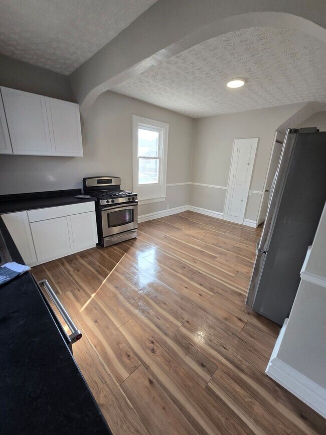 Building Photo - 4 BEDROOM SINGLE FAMILY HOME