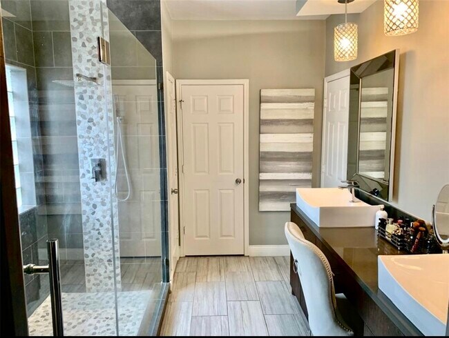 Building Photo - 10918 S Falls Terrace