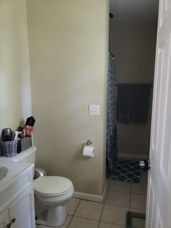 Building Photo - Spacious 3Bed/2Bath