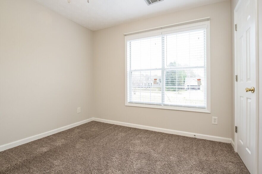 Building Photo - 2425 Huntington Dr