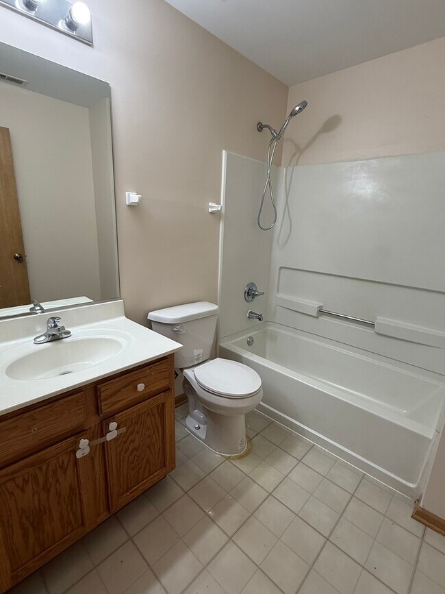 Building Photo - 757 Bayles Dr