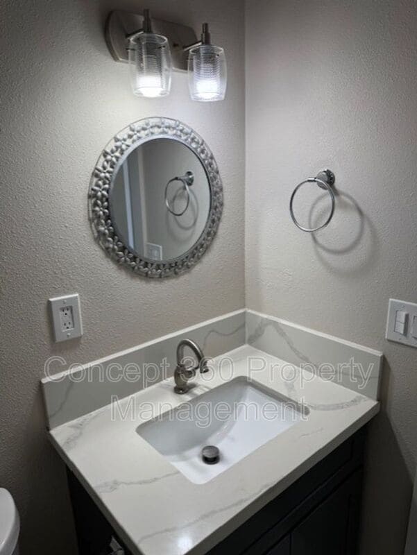 Building Photo - 9332 1/4 ELM VISTA DR