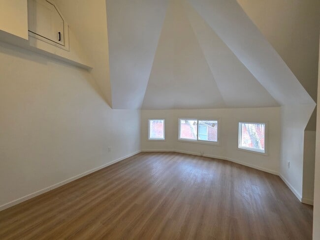 Building Photo - Fully Updated 4 bedroom 2 bathroom Apartment for rent in the Northside!