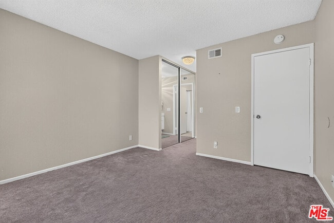Building Photo - 2554 Olive Dr