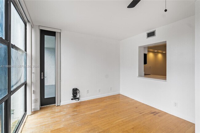 Building Photo - 800 Parkview Dr