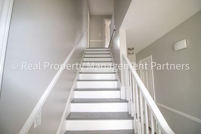 Building Photo - Rooms for Rent in a 6-Bedroom Home