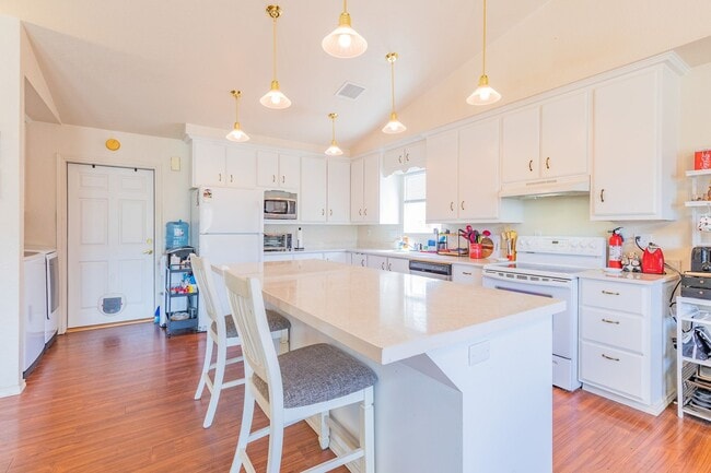Building Photo - Conveniently located 3 Bedroom, 2 bath