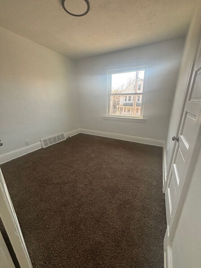 Building Photo - 4bd/1.5b Single Section 8/Cash Pay