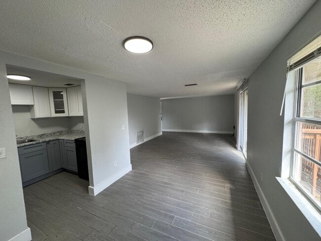 Building Photo - 13701 N 21st St