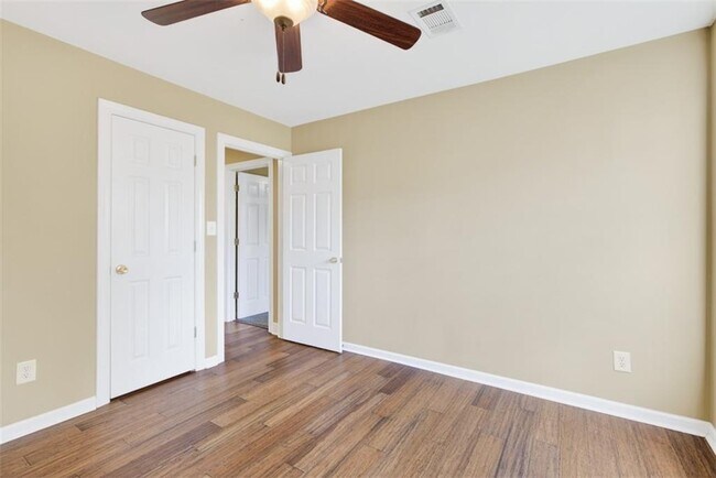 Building Photo - 135 Saltcreek Point NE