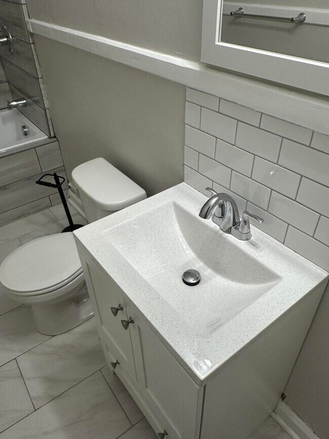 Building Photo - 313 Capital Ave