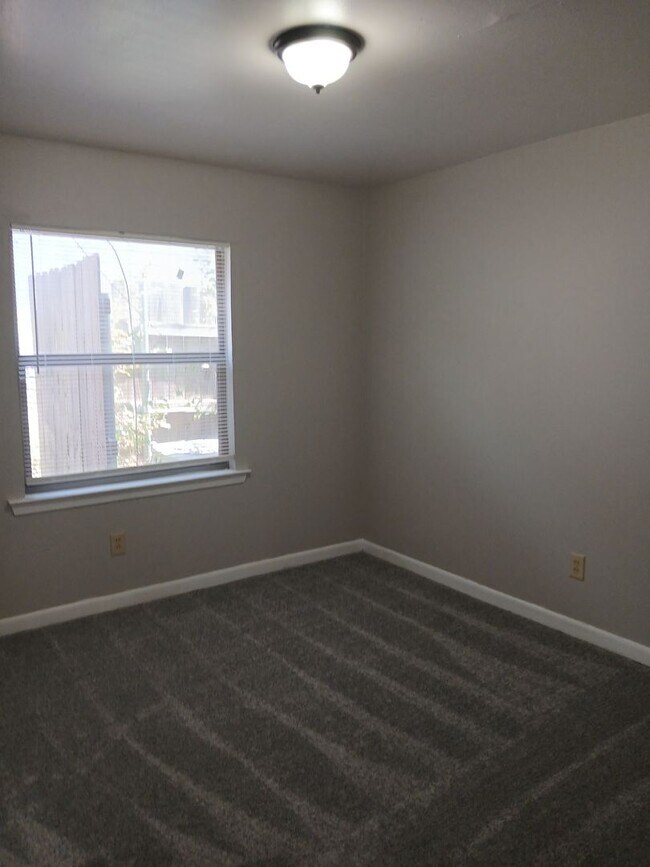 Building Photo - REMODELED 3 Bedrooms, 2 Full Bathrooms, 1 ...