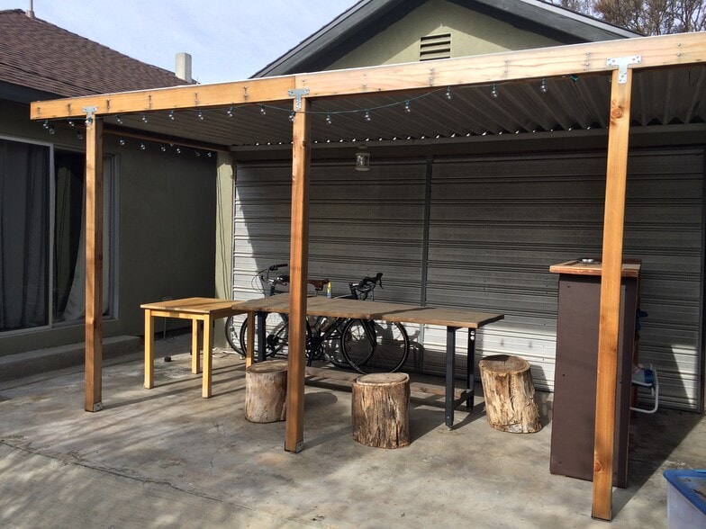 No furniture. Staging only. - 3829 Glenfeliz Boulevard