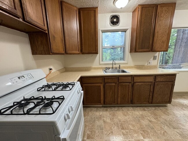 Building Photo - 4 bed/1.5 bath House with large backyard