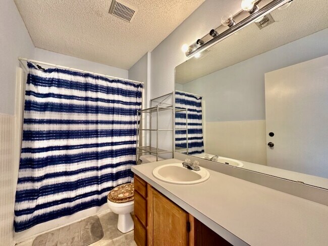 Building Photo - 1828 Whispering Oaks Ln