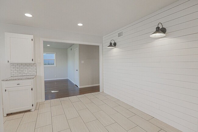 Building Photo - Pre Leasing for fall 2026! 4/2 in Medical District