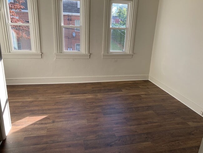 Building Photo - Spacious 2 Bedroom, 1 Bathroom with Bonus ...