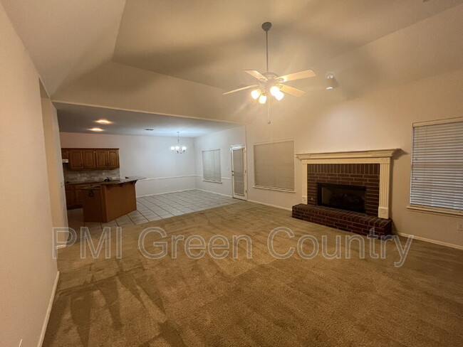 Building Photo - 305 N Aster Pl