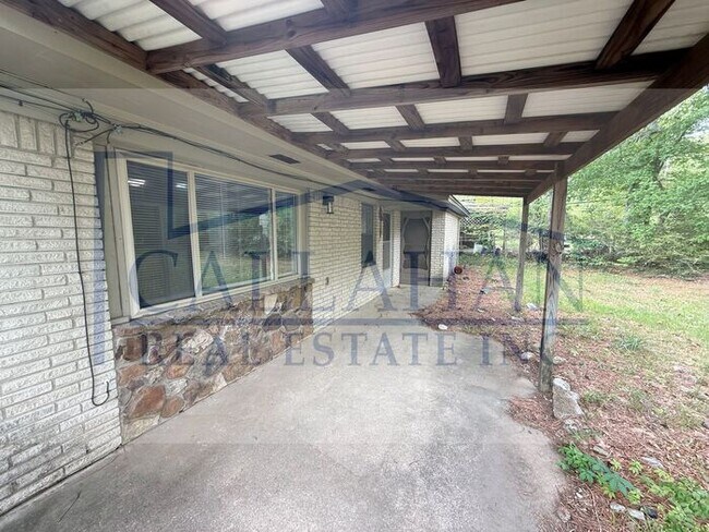 Building Photo - Updated NLR Home