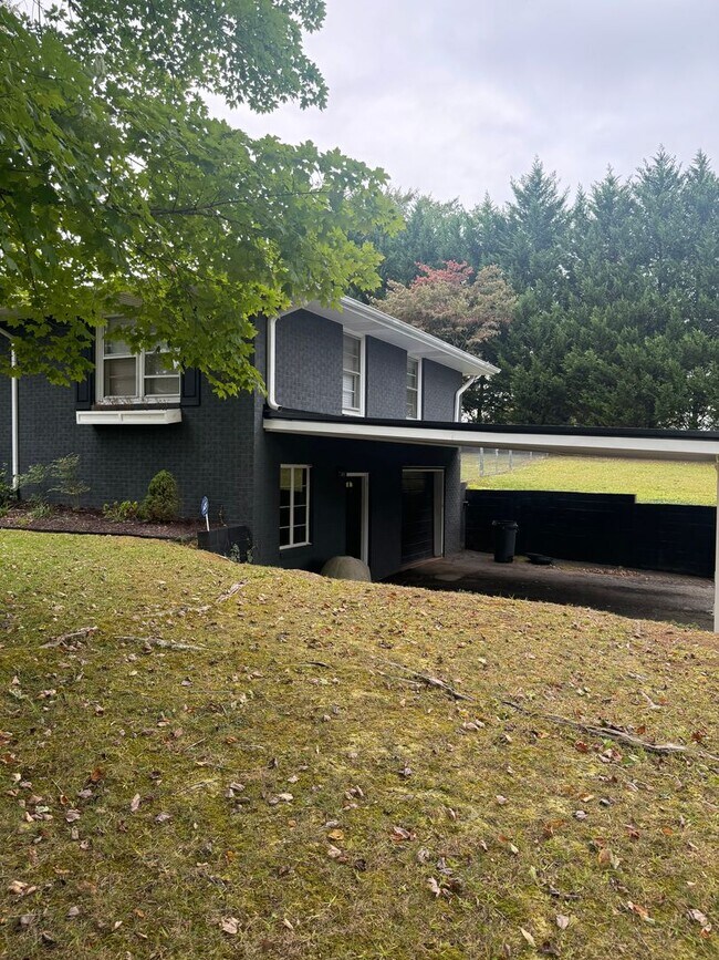 Building Photo - Price & Location!
