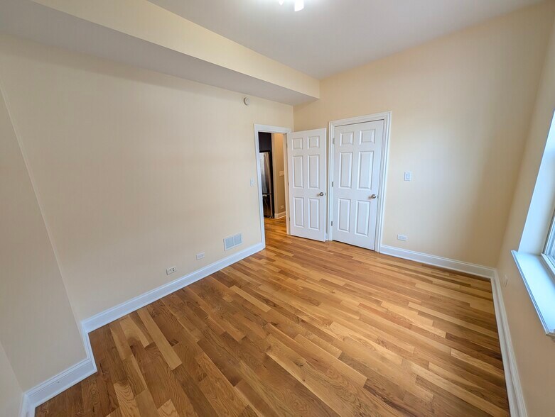 Building Photo - 4742 N Sawyer Ave