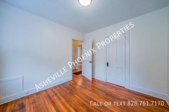 Building Photo - 10 Enka Oak St