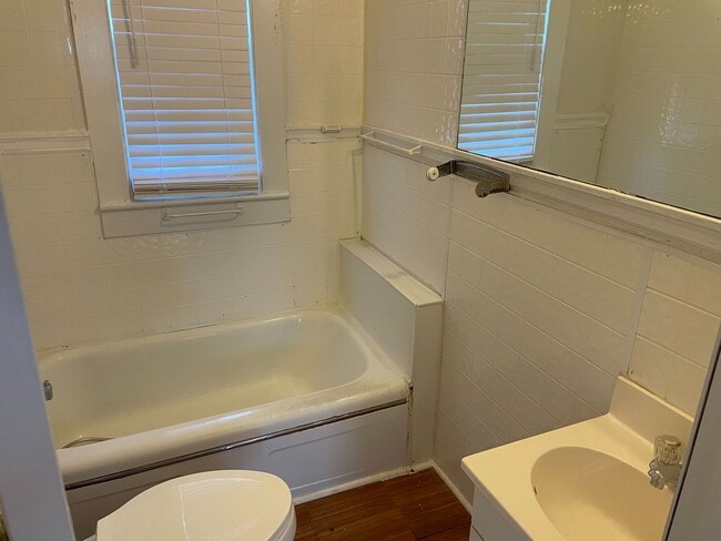 Building Photo - Charming older home close to downtown!