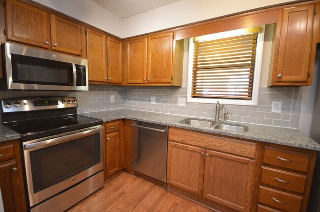 Building Photo - 616 Applecross Dr