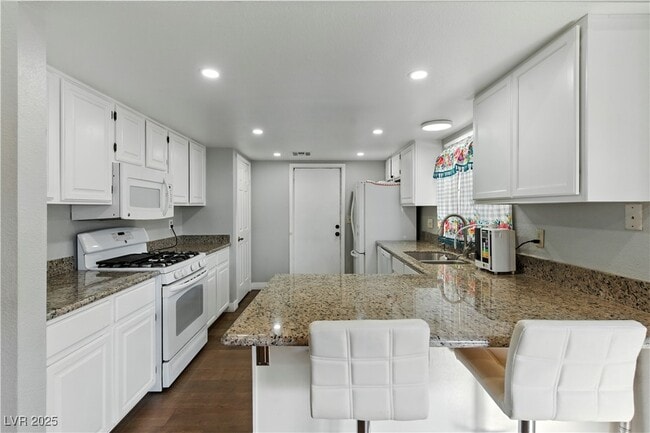 Building Photo - 3280 Dayflower St