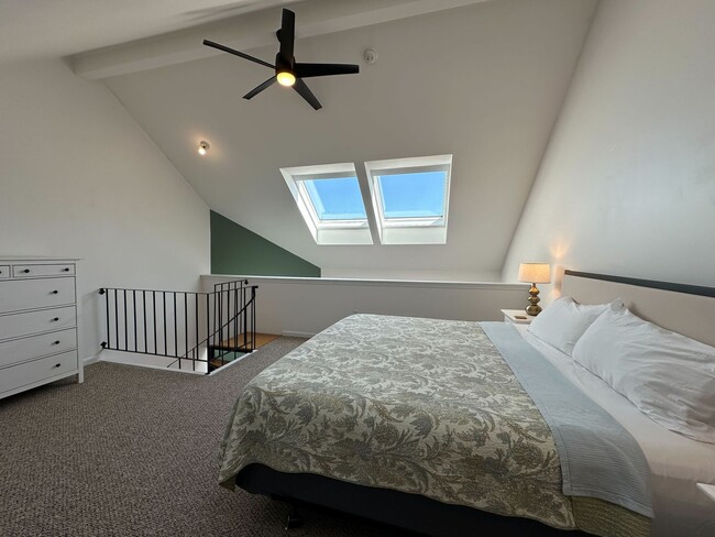 Building Photo - Beautiful Fully Furnished Seasonal 2 Bed 1...