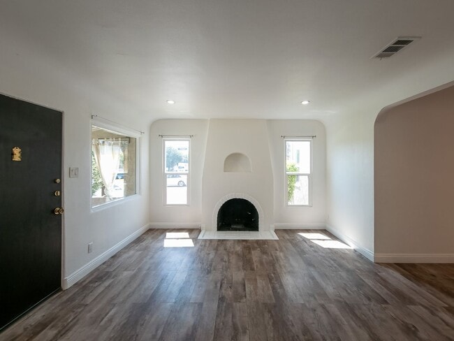 Building Photo - 3 Bed + Bonus Room | New Stainless Applian...
