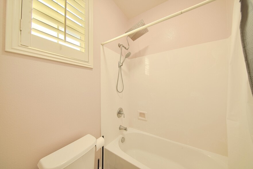 Building Photo - 590 Historic St