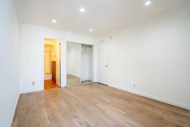 Building Photo - 1 Bedroom / 1 Bathroom Condo In Koreatown