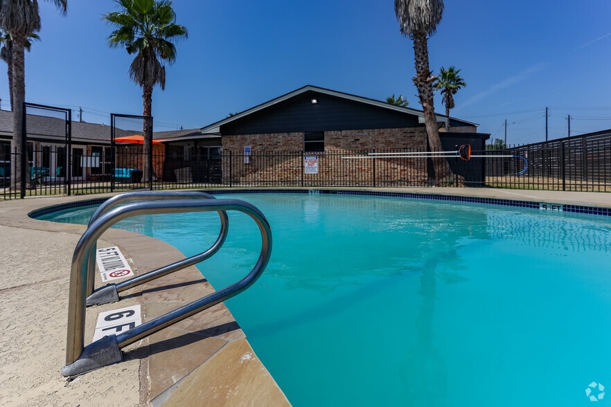 Sparkling Pool - Crossings at Alderson Apartments