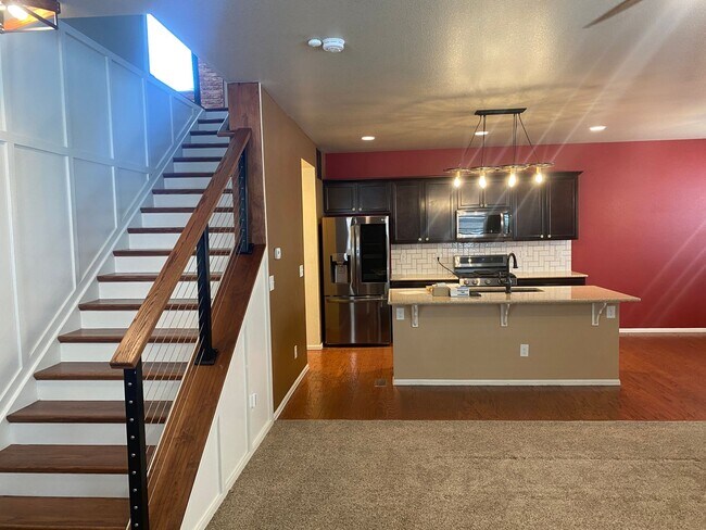 Building Photo - Charming, 3 story, 4 bed/3 bath on Corner Lot!