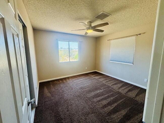 Building Photo - Charming 3-Bedroom with 2 Full Baths on th...