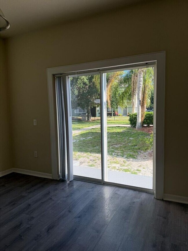 Building Photo - Updated 3 bed 2.5 bath Townhome