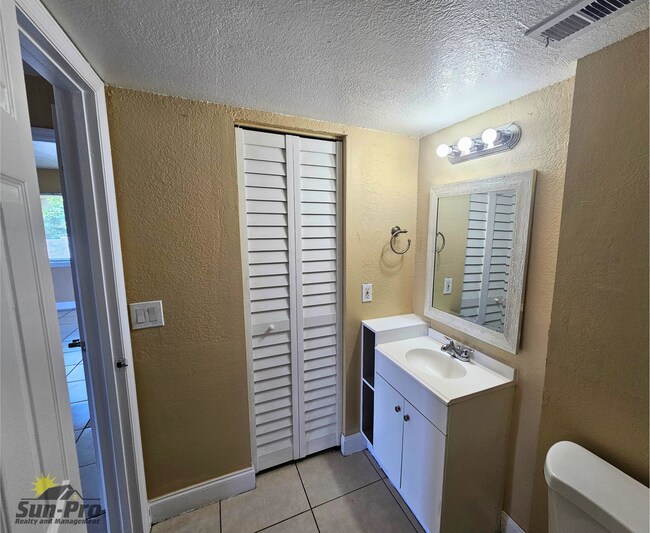 Building Photo - 900 S Peninsula Dr