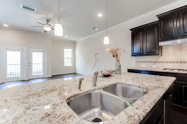 Building Photo - 2710 Shadybrook Meadow Dr