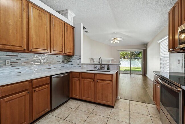 Building Photo - 1727 Canopy Oaks Dr