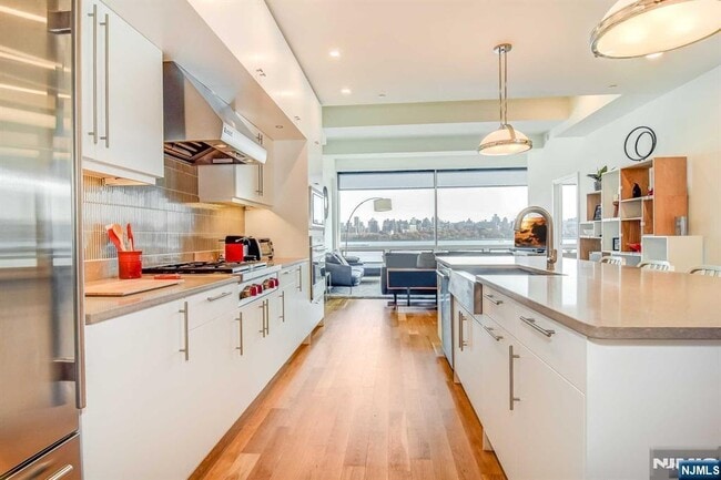 Building Photo - 9 Somerset Ln