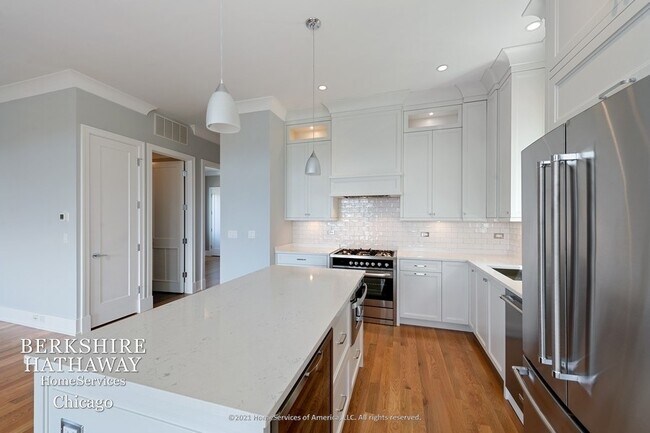 Building Photo - 1235 N Greenview Ave