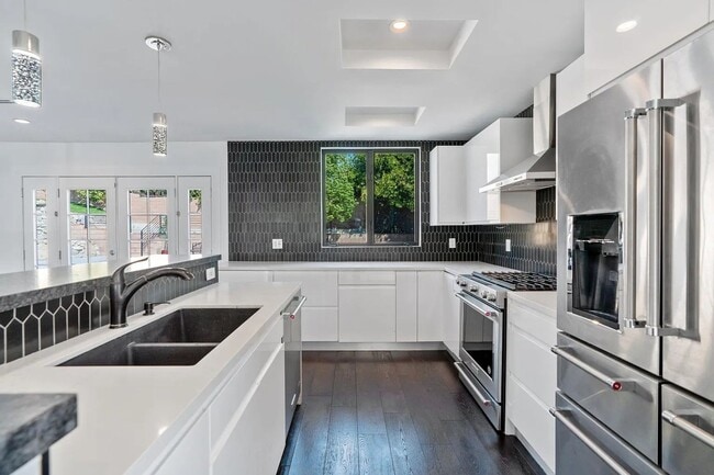 Building Photo - Modern and Spacious 4 Bed + 2.5 Bath Home