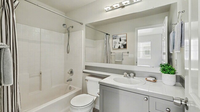 Building Photo - Updated Kirkland Townhome in Lochshire Condominiums with Premium Amenities- Available NOW