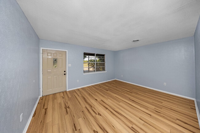 Building Photo - 5011 SE Avalon Ave